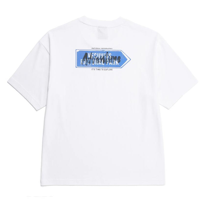 UNISEX TREASURE SIGNPOST SEMI-OVER FIT GRAPHIC H/TEE WHITE