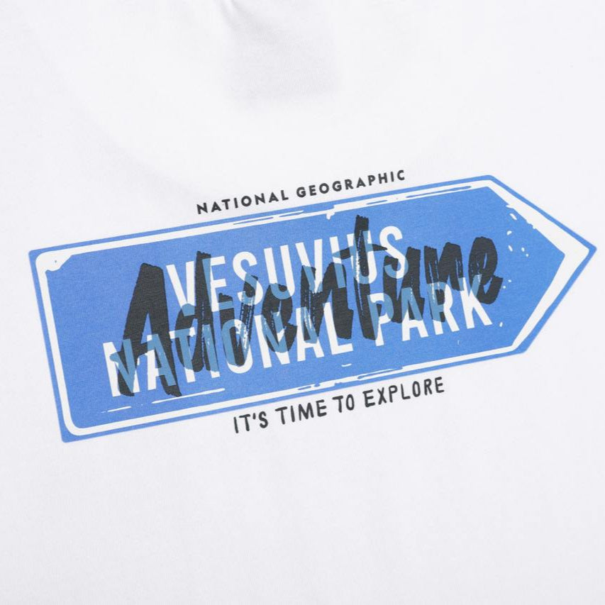 UNISEX TREASURE SIGNPOST SEMI-OVER FIT GRAPHIC H/TEE WHITE