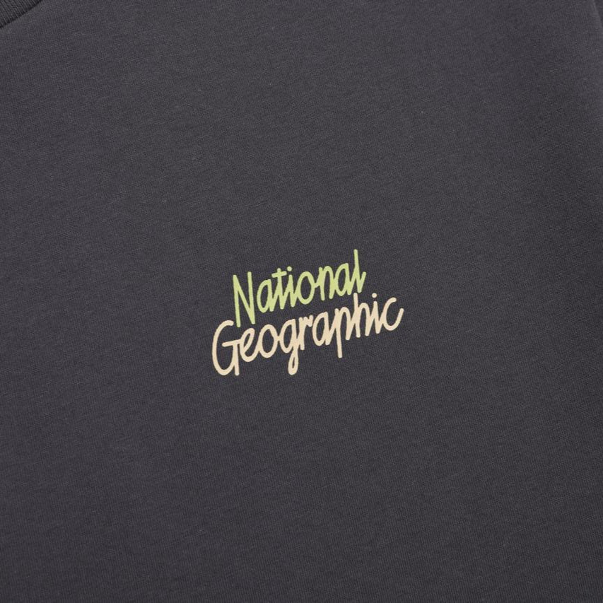 REGEN ASKIN TRAVEL2 GRAPHIC SEMI OVER FIT SHORT SLEEVE T-SHIRT D/GREY