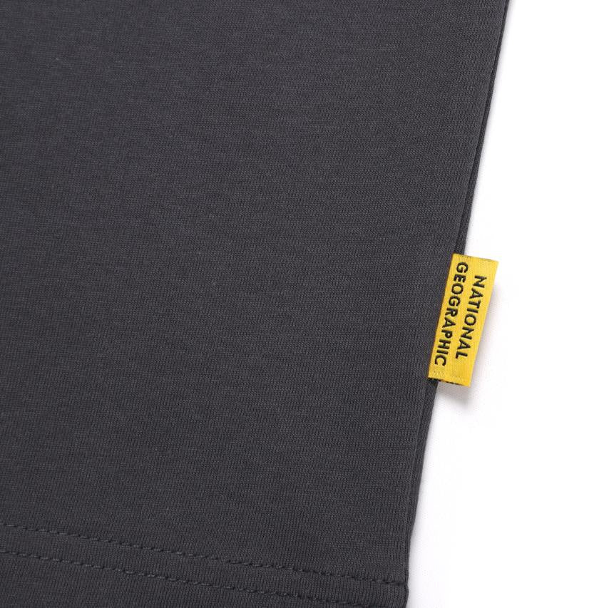 REGEN ASKIN TRAVEL2 GRAPHIC SEMI OVER FIT SHORT SLEEVE T-SHIRT D/GREY