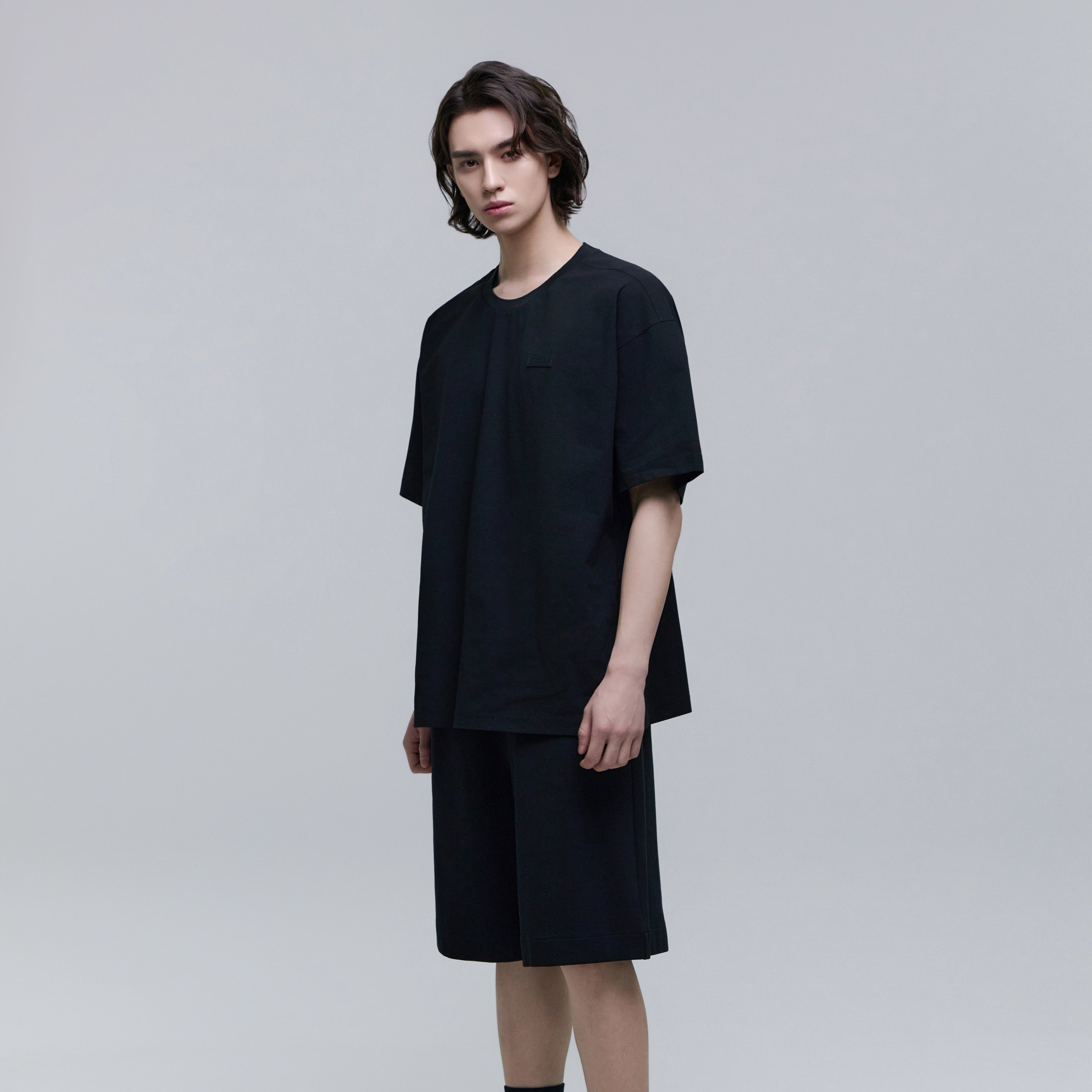 KRAZ SMALL LOGO SEMI OVER FIT SHORT SLEEVE T-SHIRT CARBON BLACK