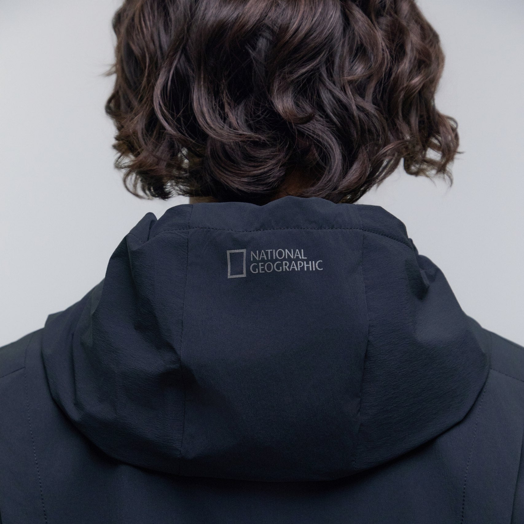 ADELIE LIGHT WOVEN STRETCH SHORT SLEEVE ANORAK CARBON BLACK