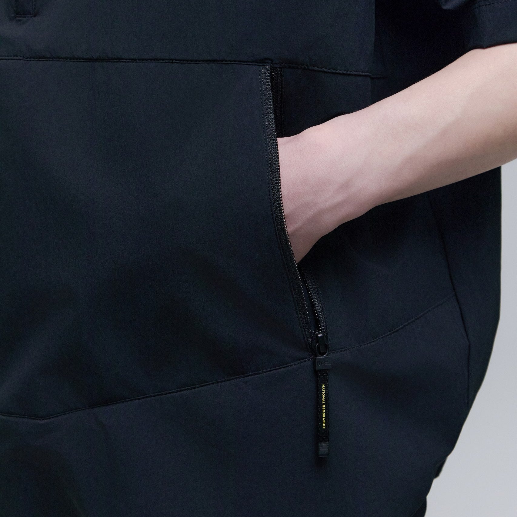 ADELIE LIGHT WOVEN STRETCH SHORT SLEEVE ANORAK CARBON BLACK