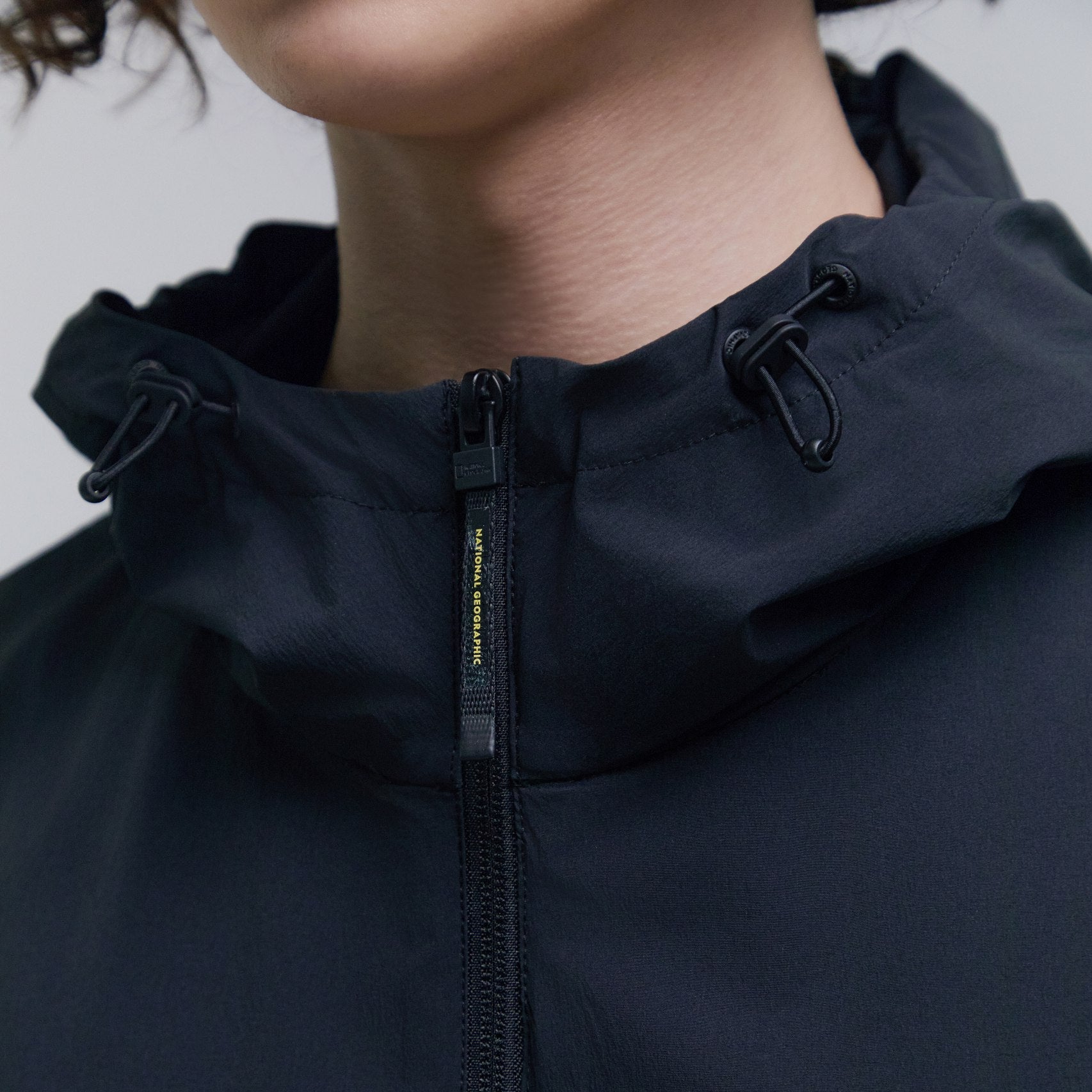 ADELIE LIGHT WOVEN STRETCH SHORT SLEEVE ANORAK CARBON BLACK