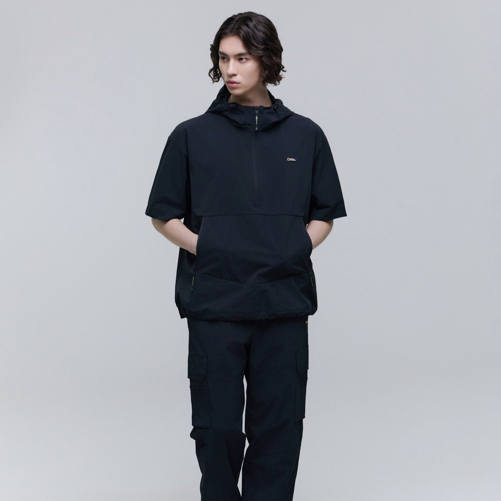 ADELIE LIGHT WOVEN STRETCH SHORT SLEEVE ANORAK CARBON BLACK