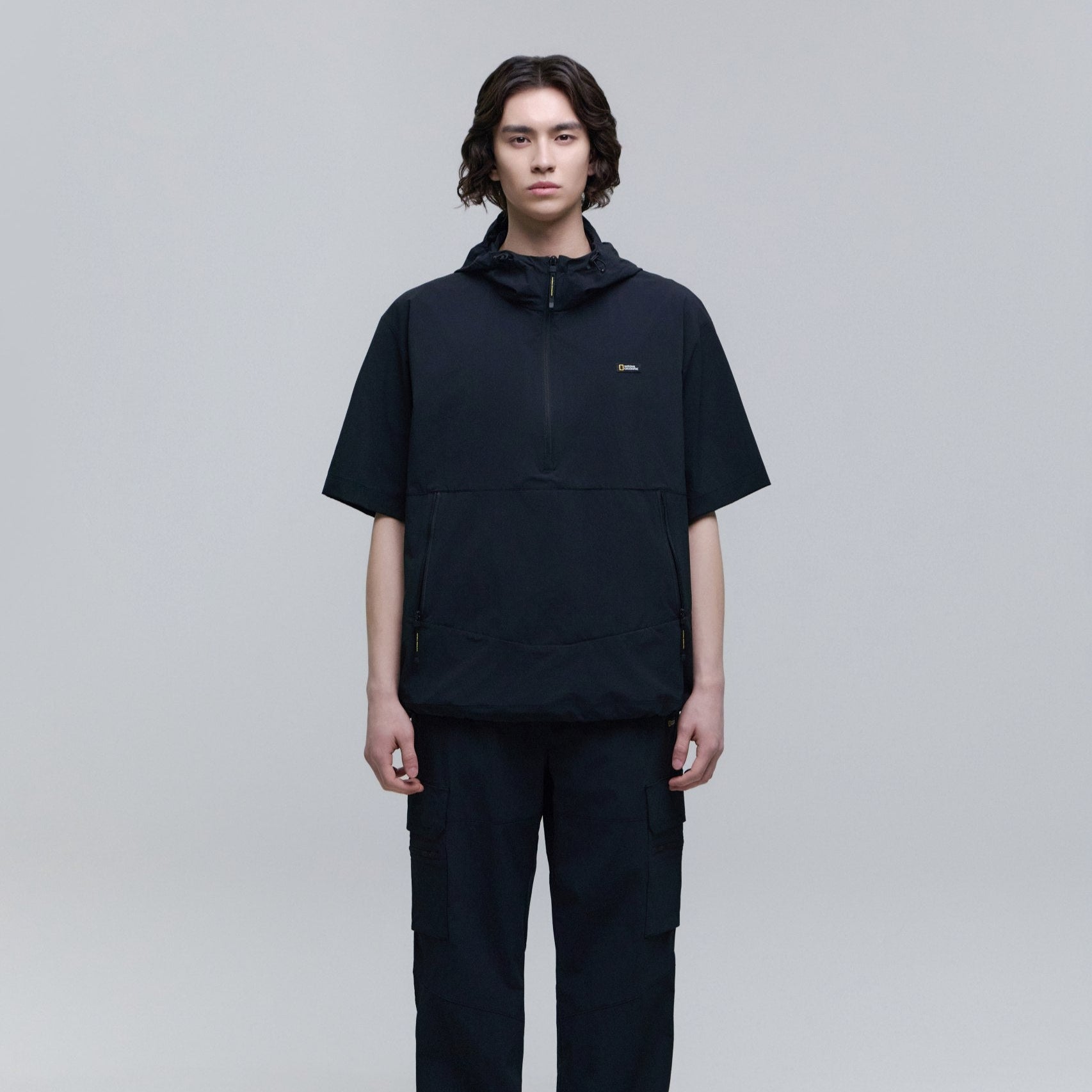 ADELIE LIGHT WOVEN STRETCH SHORT SLEEVE ANORAK CARBON BLACK