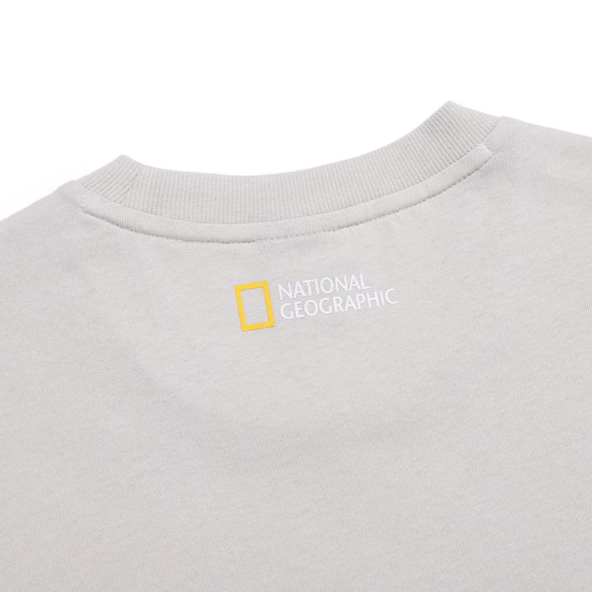 UNISEX TREASURE WALKER SEMI-OVER FIT GRAPHIC H/TEE ICE GREY