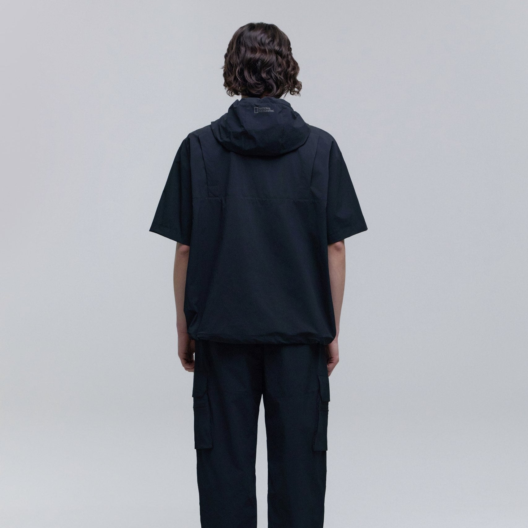 ADELIE LIGHT WOVEN STRETCH SHORT SLEEVE ANORAK CARBON BLACK