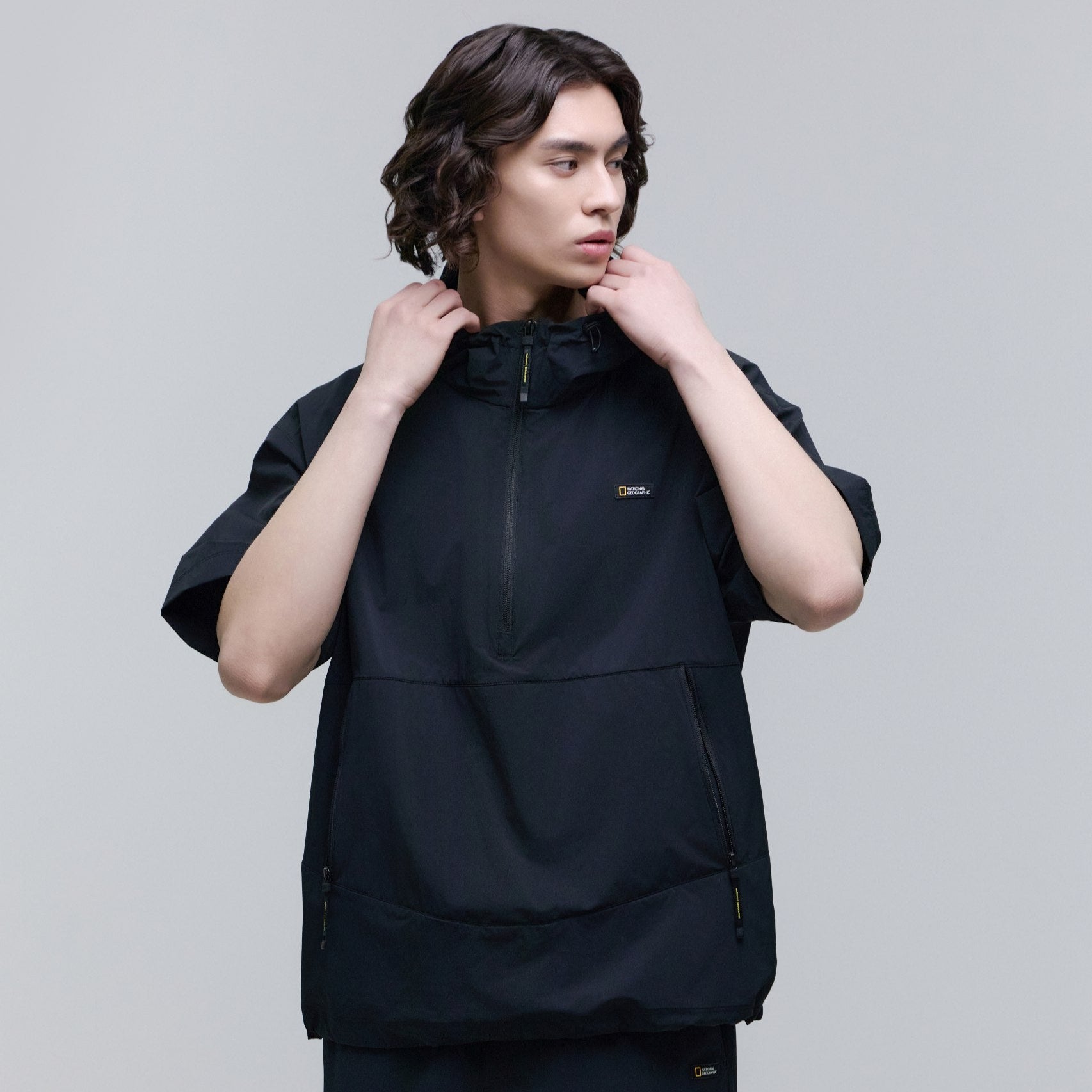 ADELIE LIGHT WOVEN STRETCH SHORT SLEEVE ANORAK CARBON BLACK