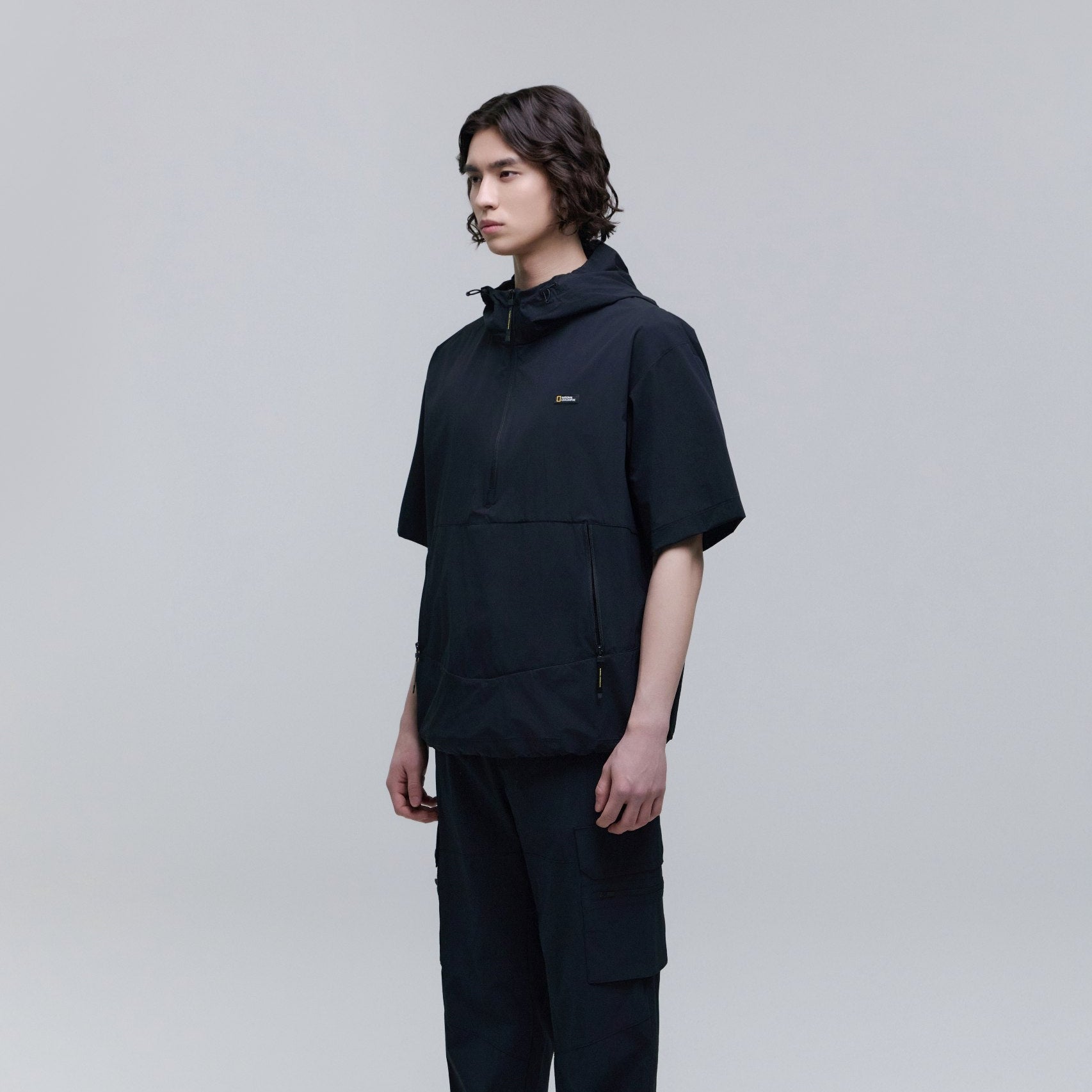 ADELIE LIGHT WOVEN STRETCH SHORT SLEEVE ANORAK CARBON BLACK