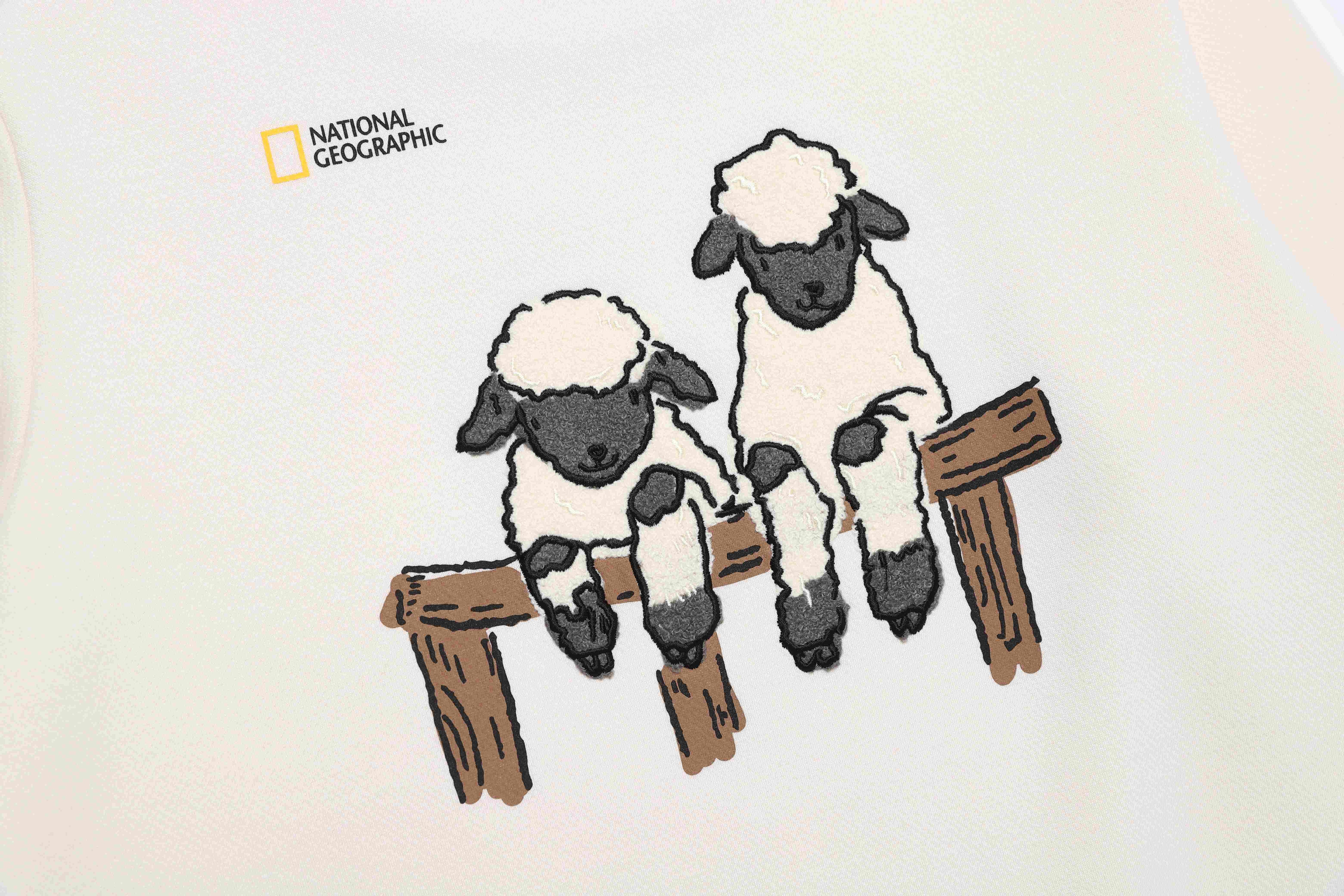 WOMEN ANIMAL GRAPHIC SWEATSHIRT IVORY